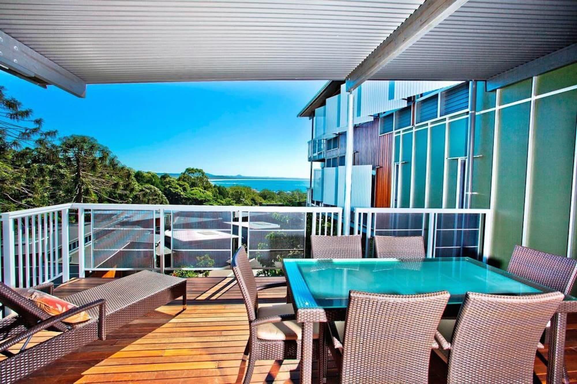 Peppers Noosa Resort And Villas Εξωτερικό φωτογραφία A balcony with a louvred roof