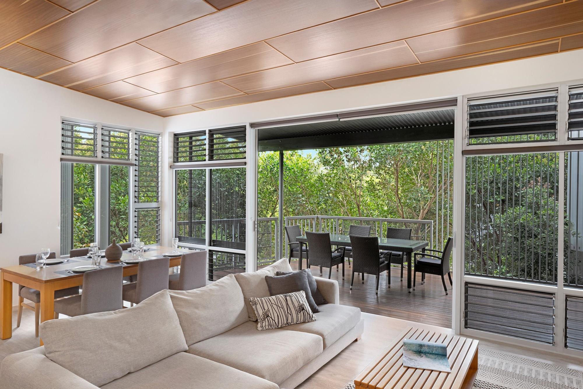 Peppers Noosa Resort And Villas Εξωτερικό φωτογραφία Living room with a view of the rainforest
