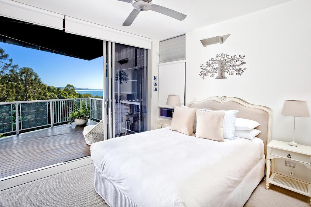 Peppers Noosa Resort And Villas Δωμάτιο φωτογραφία A bedroom with a sliding door