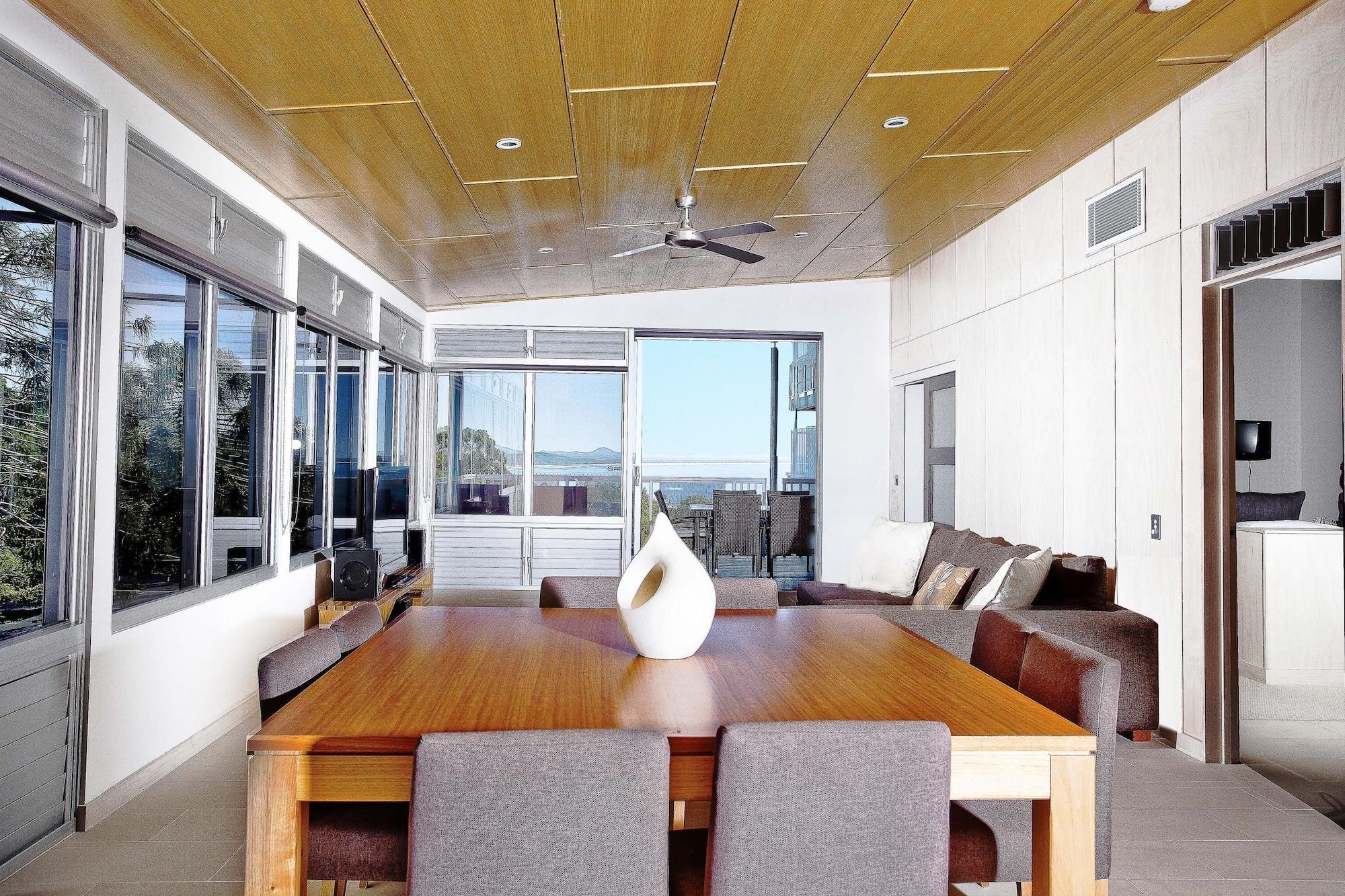Peppers Noosa Resort And Villas Εξωτερικό φωτογραφία A living room with a ceiling fan