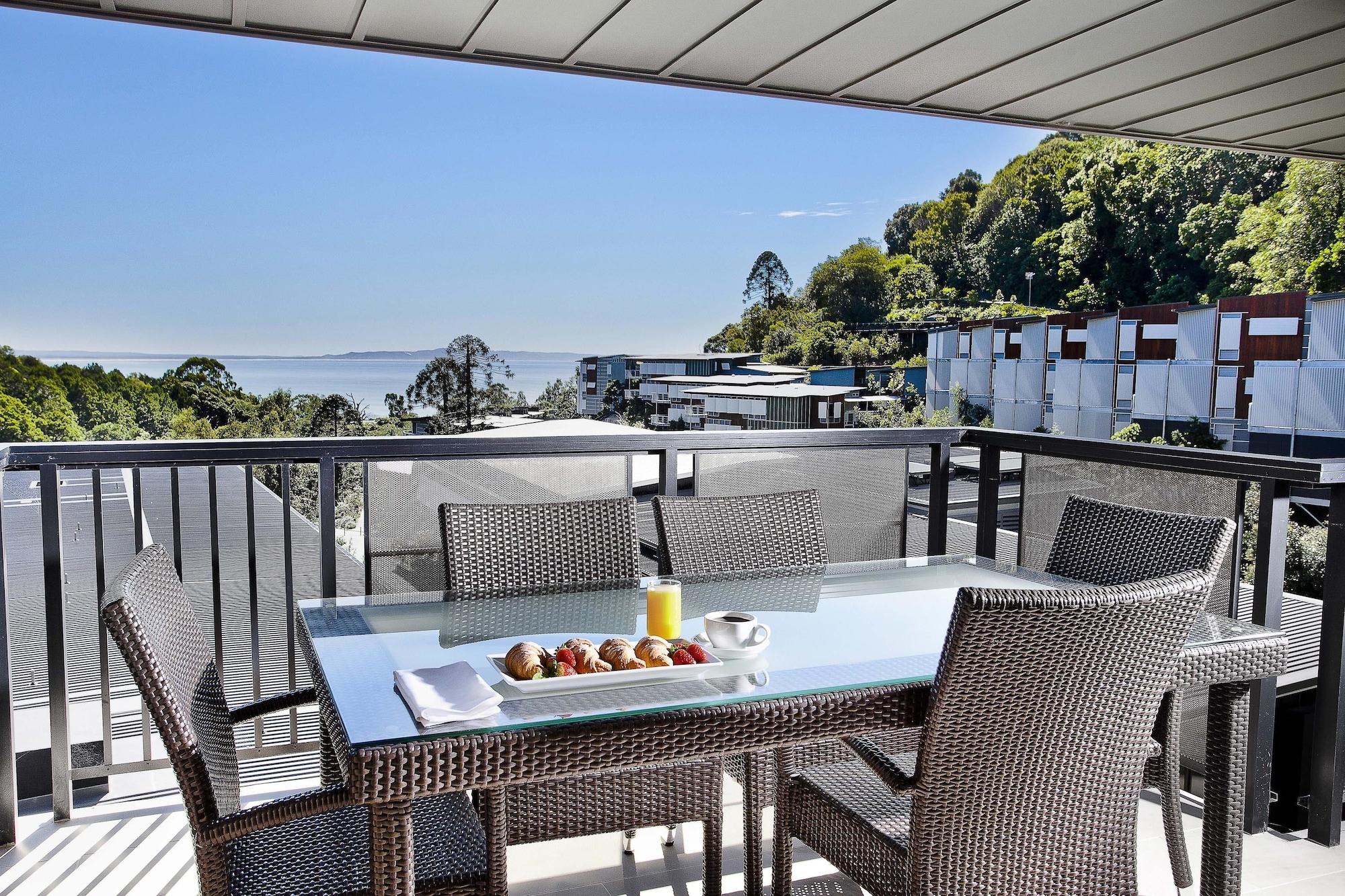 Peppers Noosa Resort And Villas Εξωτερικό φωτογραφία A balcony with a retractable awning
